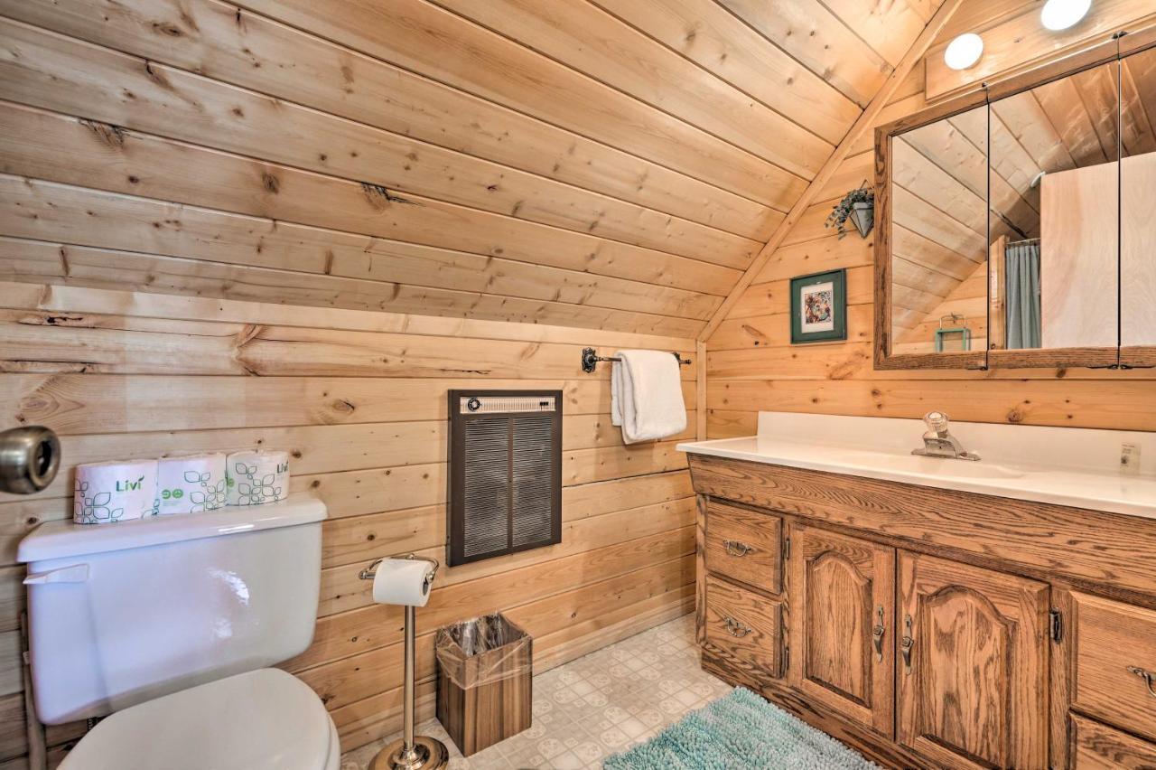 Rustic Duck Creek Village Cabin With Fire Pit! Bagian luar foto