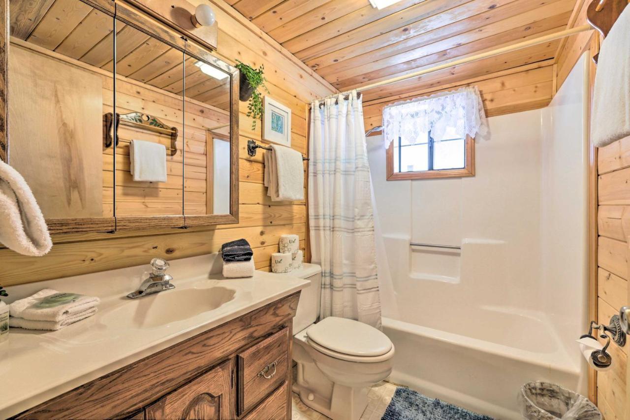 Rustic Duck Creek Village Cabin With Fire Pit! Bagian luar foto